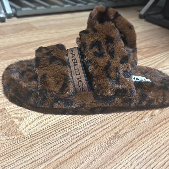 Fabletics fuzzy slipper Never worn - Picture 3 of 3